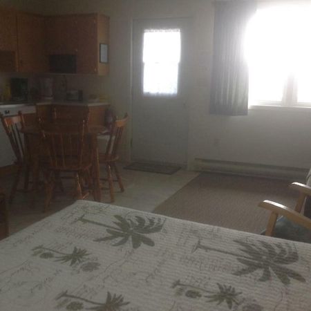 Burton'S Sunset Oasis Motel Bay Saint Lawrence Exterior foto